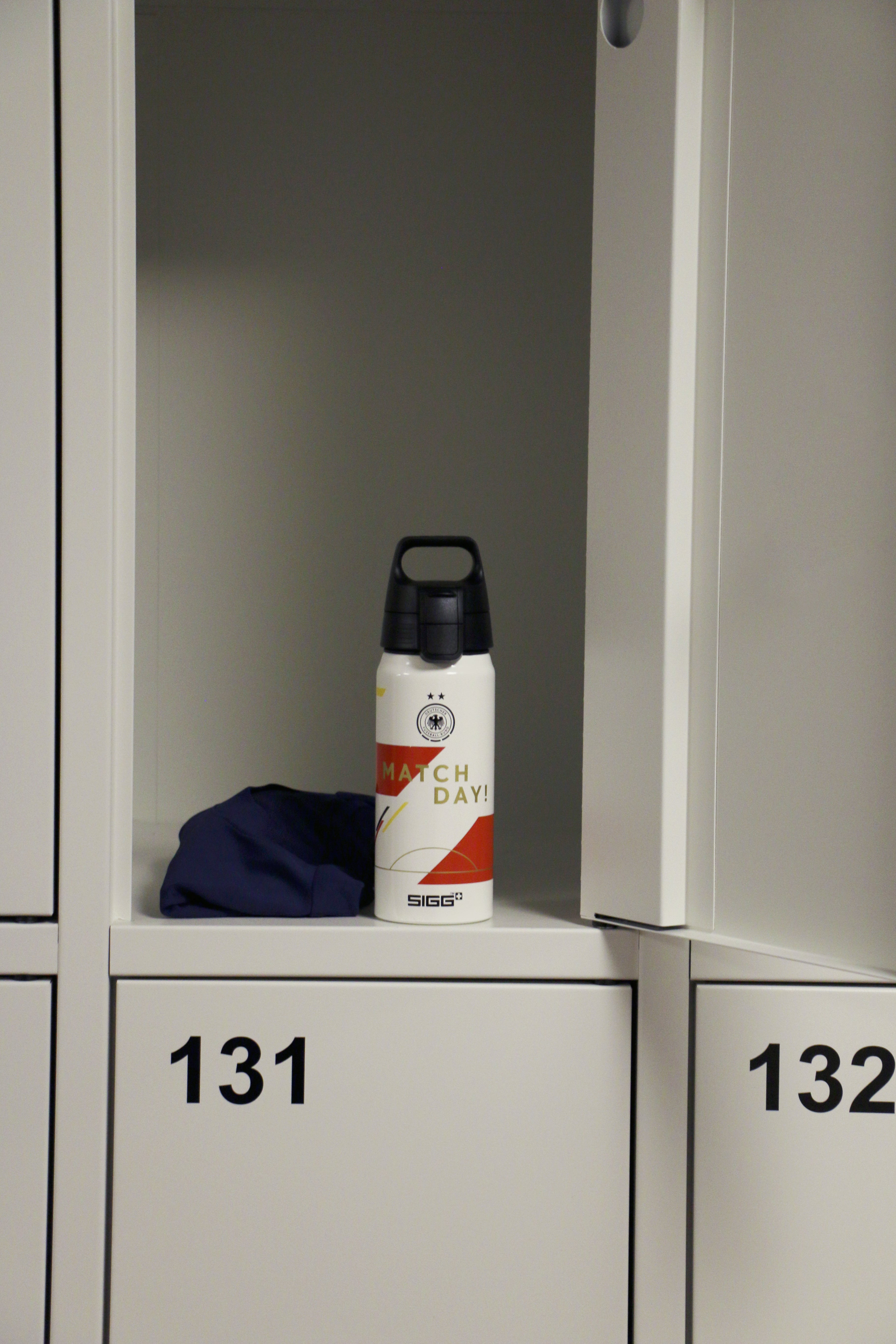 sigg-dfb-frauen-wmb-one-botella-de-agua-de-acero-inoxidable-con-dise-o-de-la-sel image 3