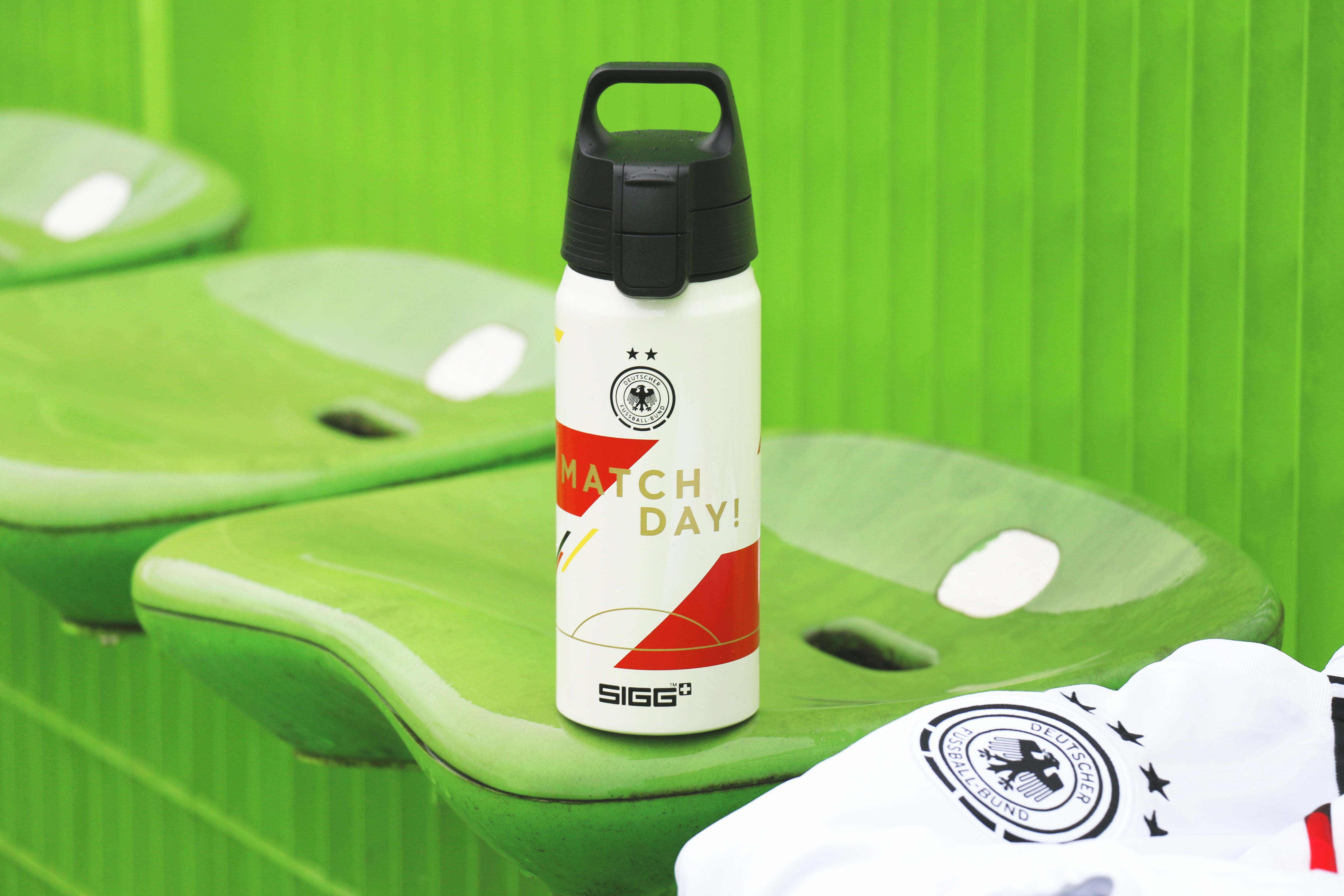 sigg-dfb-frauen-wmb-one-botella-de-agua-de-acero-inoxidable-con-dise-o-de-la-sel image 2