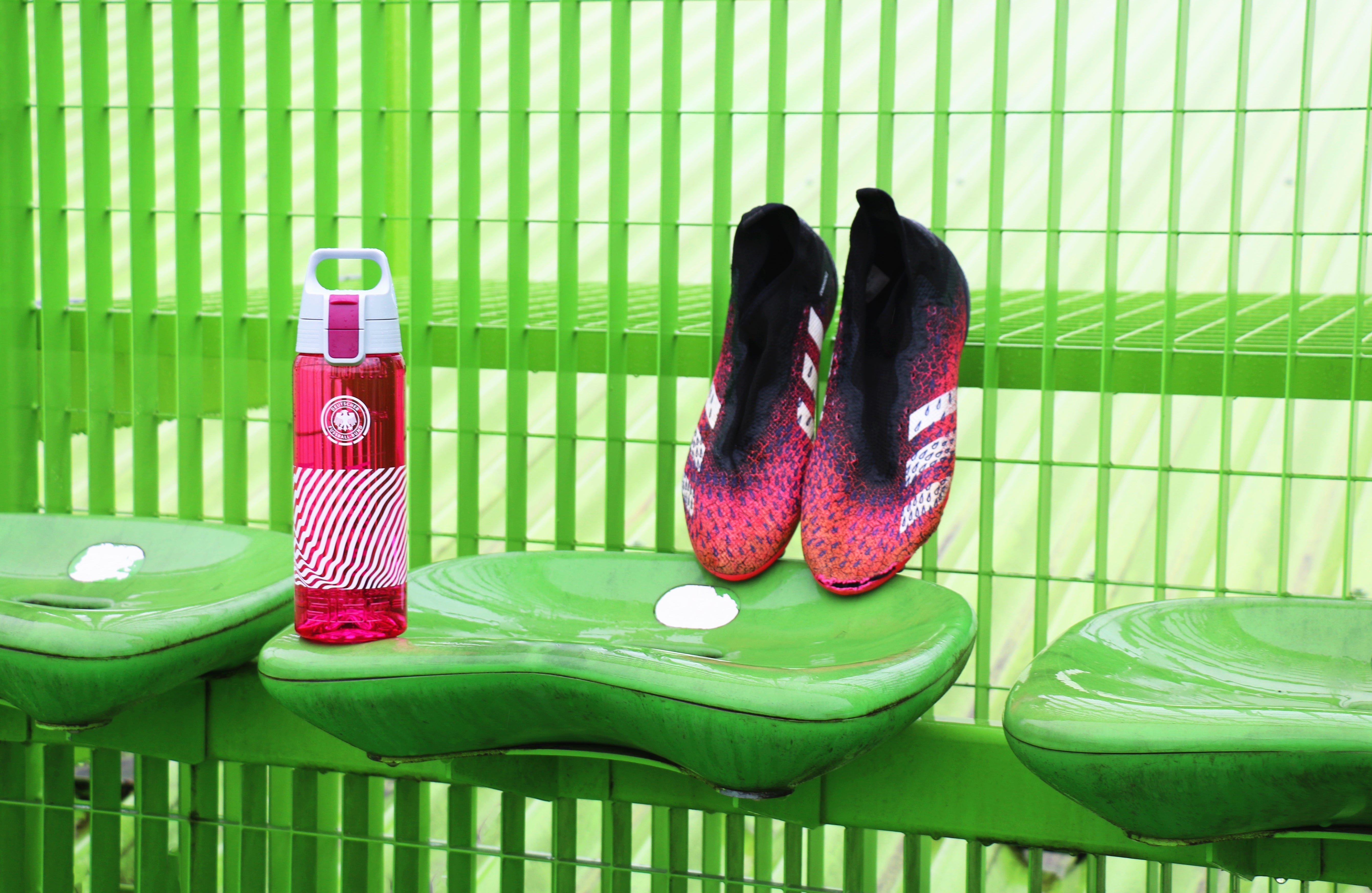 sigg-total-color-berry-dfb-match-day-0-6-l-botella-deportiva-de-aluminio-para-f- image 2