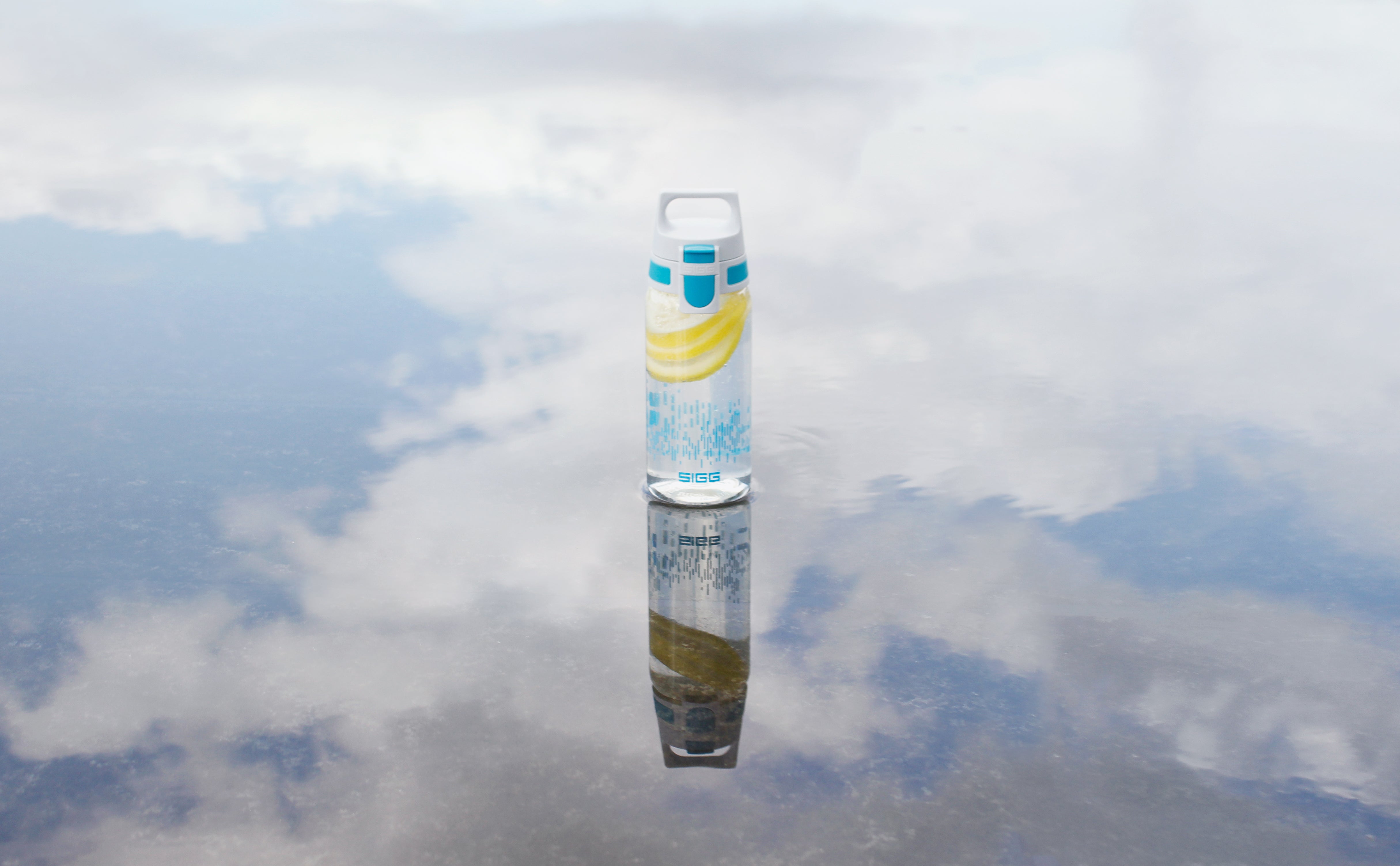 sigg-total-clear-one-myplanet-botella-de-agua-transparente-de-tritan-renew-cierr image 4
