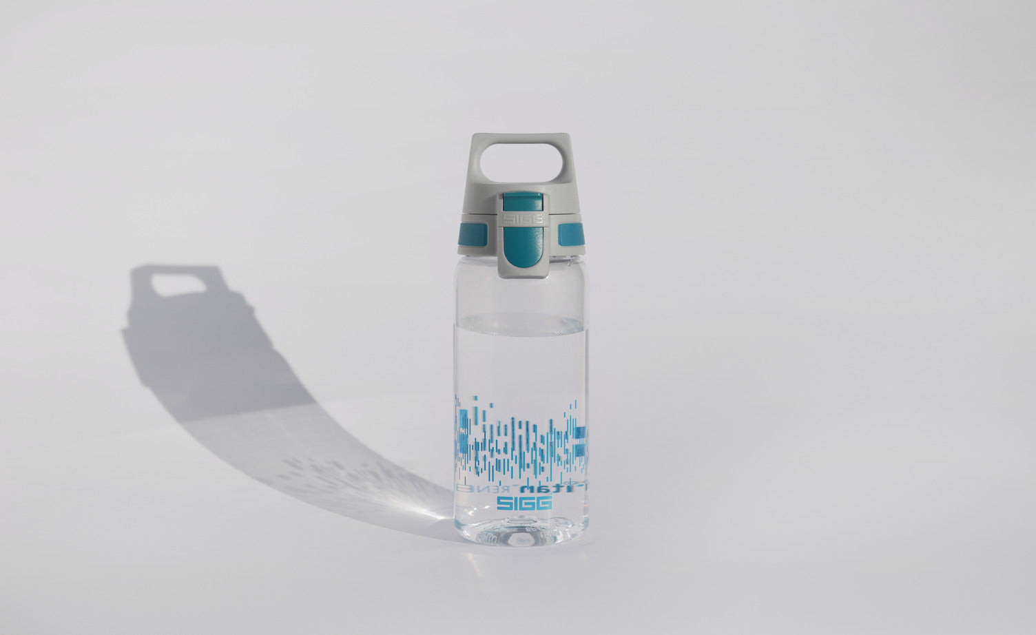 sigg-total-clear-one-myplanet-botella-de-agua-transparente-de-tritan-renew-cierr image 5