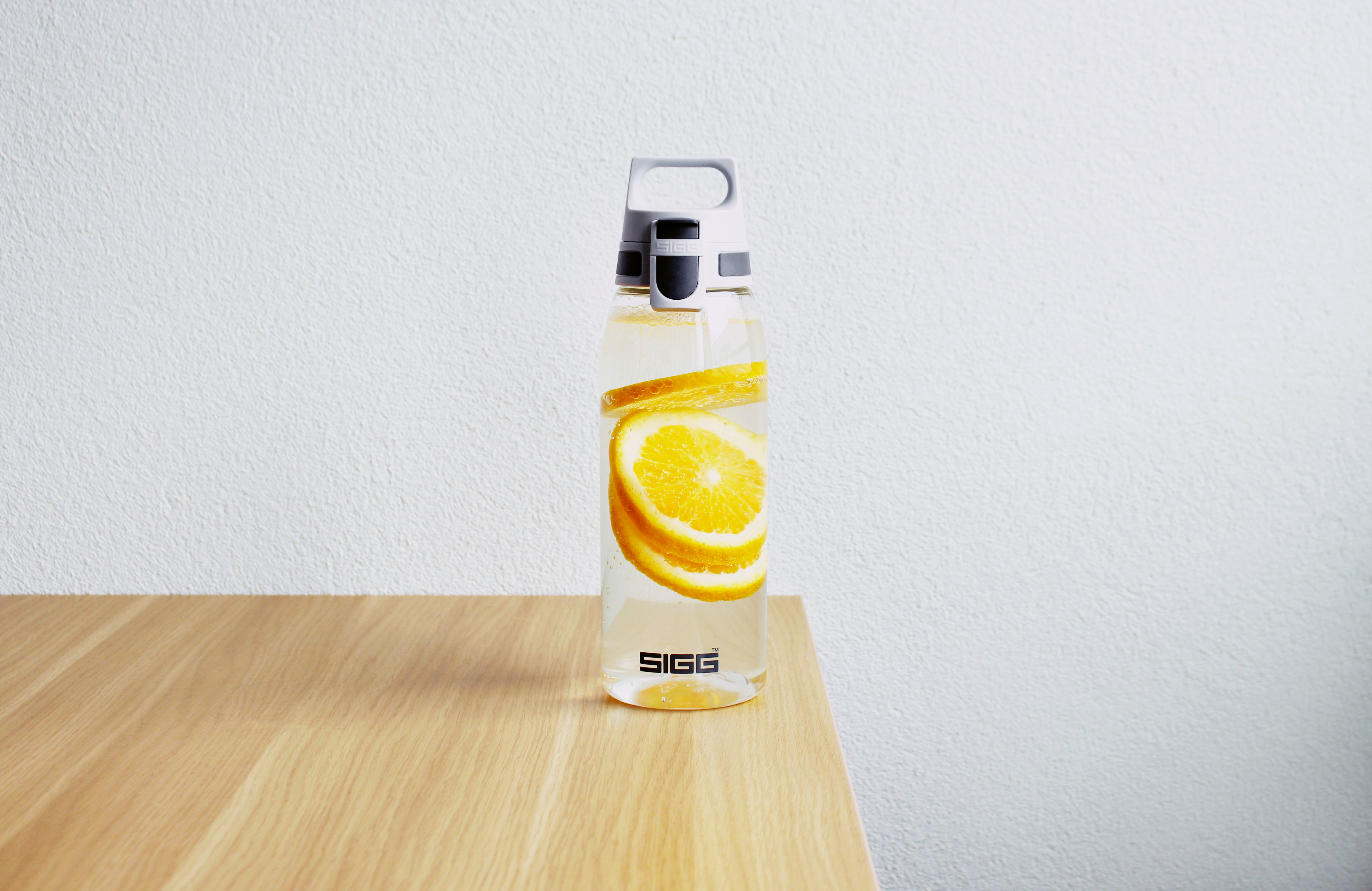 sigg-total-color-one-botella-deportiva-de-600-ml-con-cierre-de-una-mano-y-logo-e image 6