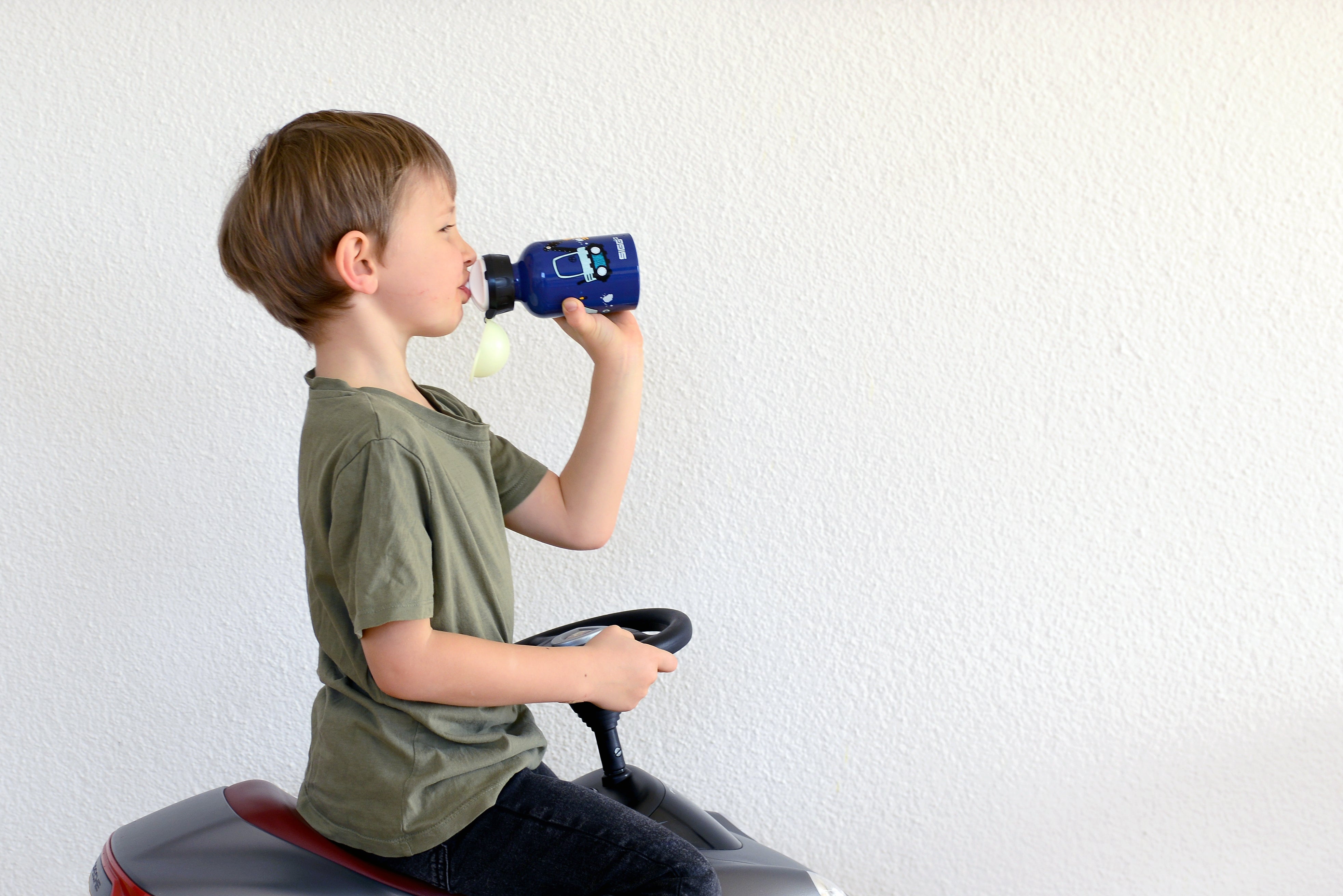sigg-kbt-glow-in-the-dark-botella-infantil-de-aluminio-luminiscente-para-colegio image 4