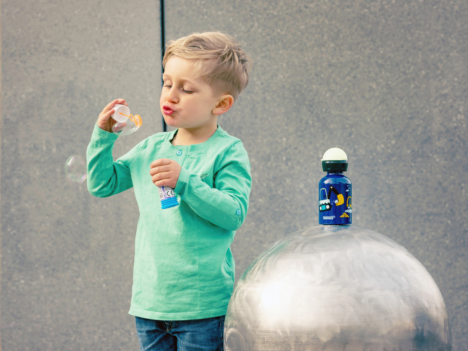 sigg-kbt-glow-in-the-dark-botella-infantil-de-aluminio-luminiscente-para-colegio image 3